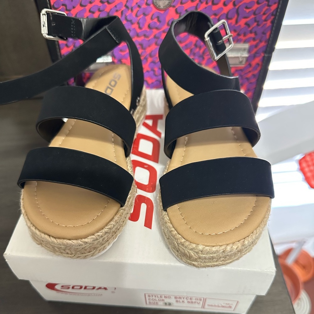 GIRLS' SODA LITTLE BRYCE FLATFORM SANDAL **BRAND NEW - NEVER WORN**